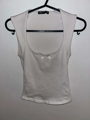 Vit ärmlös linnetopp från Zara - Vit linneskåp från zara, är i bra skick. Använt typ 1-2 gånger. Strl S. Skriv om du har frågor.