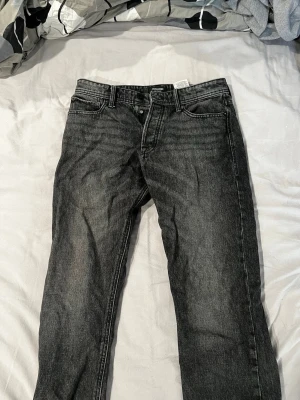 Svarta loose fit jeans Jack & Jones - Svarta loose fit jeans Jack & Jones i storlek 32/32