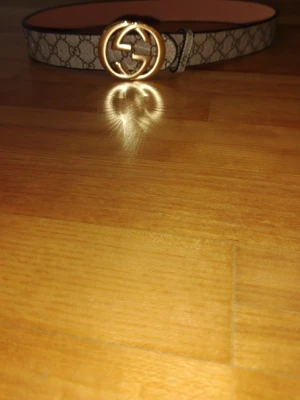 Gucci bälte - Äkta Gucci-bälte med det ikoniska GG-spännet. Bältet har ett klassiskt monogrammönster och verkar vara i utmärkt skick.  ⭐️ Skick: 9/10 🎲 Storlek: 100 cm 📦 Snabb och noggrann leverans