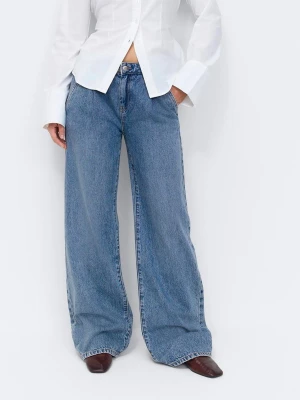 Vida blå jeans med hög midja - Säljer ett par ljusblå jeans med breda, raka ben och hög midja. 