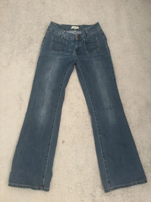 Mörkblå jeans från Madlady - Jeans med mörkblå tvätt från Madlady, använt fåtal gånger pga att det inte riktig är min stil längre.