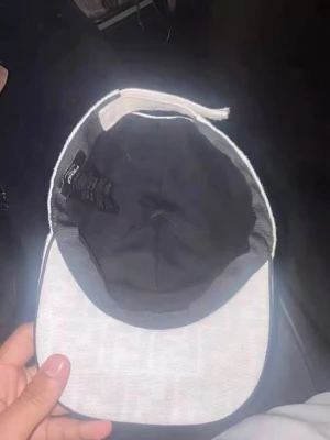 Ljusgrå keps med justerbar rem - Ljusgrå keps från Polo med klassisk form och böjd skärm. Kepsen har en justerbar rem bak för perfekt passform och är tillverkad i ett slitstarkt tygmaterial. Enkel och stilren design som passar till många olika outfits.