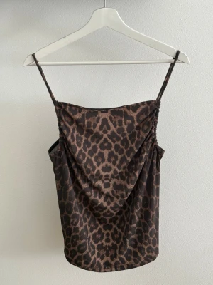 Leopardmönstrat linne  - Superfint linne med justerbara axelband, den är aldrig använd 🫶