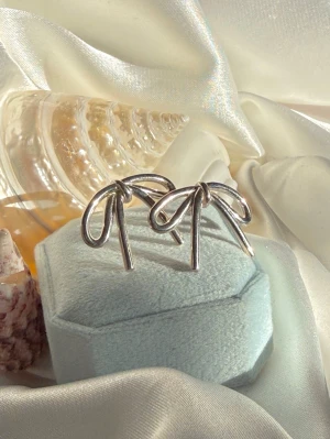 Handgjorda Rosett Örhängen i Silver - Handgjorda stud-örhängen i S925 silver 🎀✨Vattentåliga och allergivänliga 🫶🏼