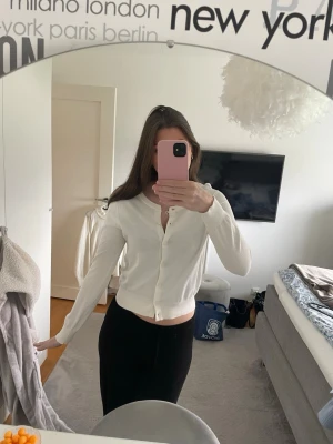 Vit kofta - Vit kofta från H&M i strl S. Använd fåtalet gånger