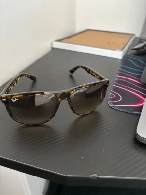 Ray-Ban Boyfriends solglasögon leopard - Snygga Ray-Ban Boyfriends solglasögon med leopardmönstrad båge och mörka glas. Klassisk modell som ger en cool vibe till din outfit. Perfekta för soliga dagar och riktigt tidlös design. Helt oanvända och säljer pga att jag behöver pengarna för andra solglasögon jag vill ha.