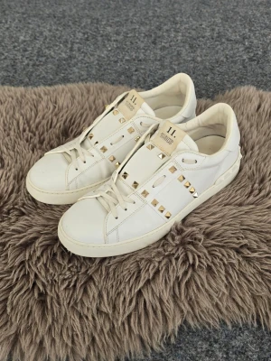 Valentino Rockstud Untitled Sneaker - Supersnygga Valentino Rockstud Untitled sneakers i storlek 43. Jag har kvar orginalbox samt dustbags, vilket följer med vid köp (skriv om du vill se bilder). Nya kostade de 8000 kr, vilket gör mitt pris relativt billigt. Observera att de har en liten slitning vid ena framtån, men i övrigt är de i mycket bra skick. Hör av dig vid minsta fundering! 😃
