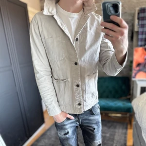 Overshirt i bomull - Mycket bra skick, inga defekter! Passar dig som är mellan 170-180cm ungefär. Modellen är 185 cm, 75kg. Passar bra nu till våren! Skriv för mer information!🤝