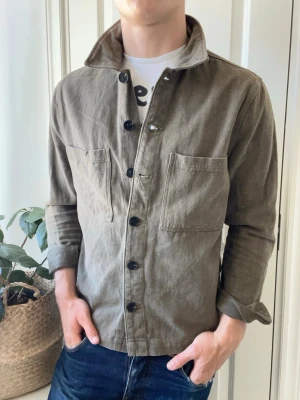 Studio total overshirt  - Studio total overshirt, Inga defekter! Modellen i bilderna är 180 cm 75 kg och bär Storlek M , Kom med frågor! 🌟 (Kan gå ned i pris vid köp av paket 😉) 