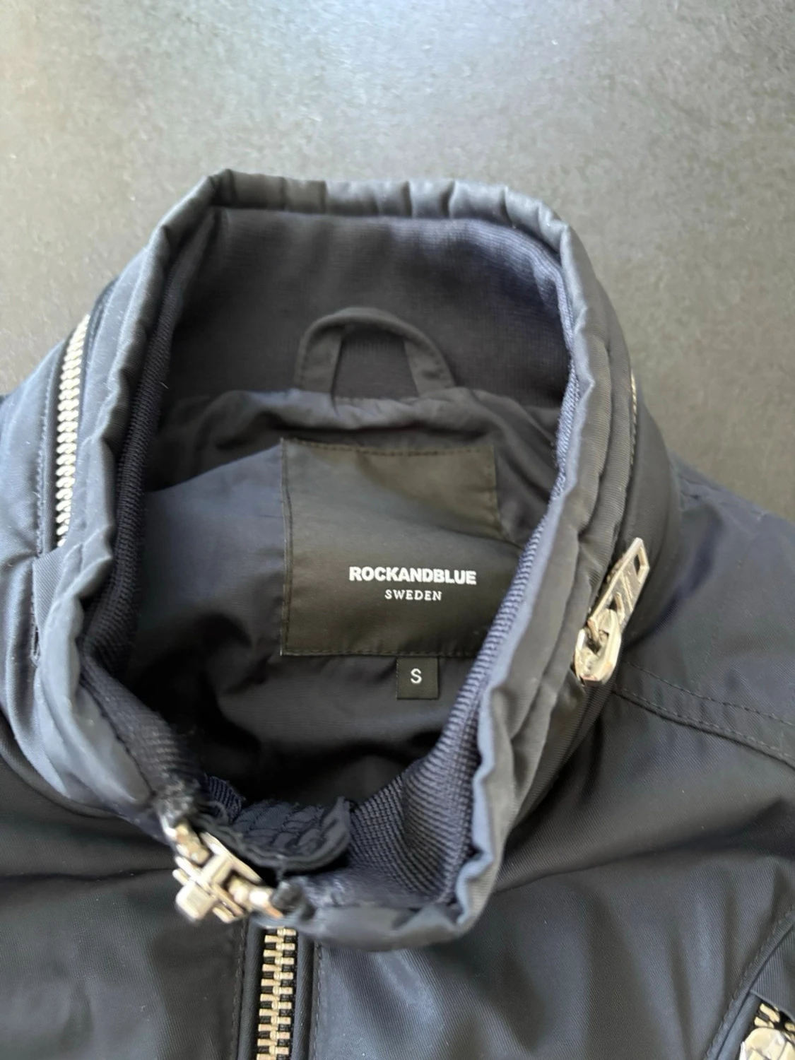 Mörkblå vindjacka Rockandblue storlek S - 1