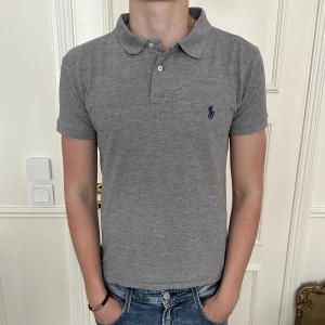 Piketröja Polo Ralph Lauren  - Hej säljer nu min väldigt snygga polo ralph lauren piketröja. Pikétröjan är i väldigt bra skick och felfri. Den ska passa dig som har S/M. Skriv för mer frågor!