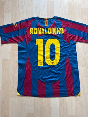 #10 Ronaldinho FC Barcelona Hemma Kit 2005/06 - Stilren fotbollströja i helt nytt skick. Tröjan är inte använd en endaste sekund.