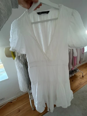 Vit kortklänning från Zara - Söt vit kortklänning från Zara med v-ringning. Perfekt till student eller andra tillställningar i sommar💕💕
