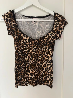 Leopardmönstrad topp med v-ringning - Topp med leopardmönster, aldrig använt 