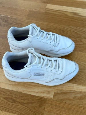 Reebok Royal Glide snygga sneakers - Reebok Royal Glide snygga sneakers, är en del av Reeboks Classic-kollektion. Tidlösa vardagsskor som passar till det mesta. Jag har använt de men de är välbevarade! ✨   