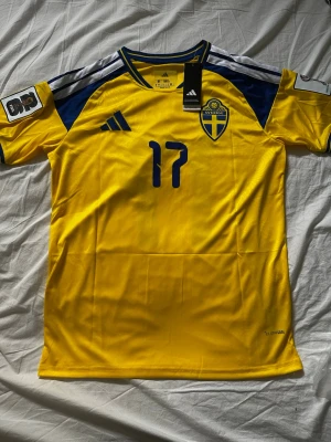Sveriges vm-hemmatröja, Gyöken nr 17 - Sveriges vm-hemmatröja med Gyöken nummer 17 på ryggen. Tröjan är helt ny med vm loggorna på axlarna. Tröjan har storlek M och är från adidas