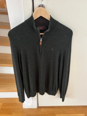 Mörkgrön stickad tröja från Morris - Mörkgrön stickad tröja från Morris i 100% merinoull | Storlek M | Mycket bra skick! | Ställ gärna frågor 🫱🏻‍🫲🏼