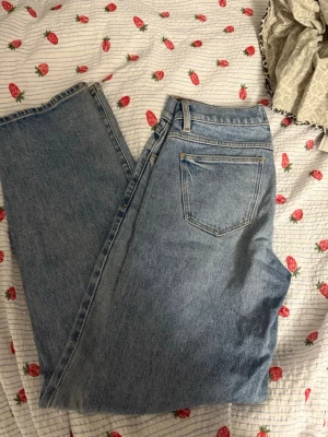 Blå raka jeans från Abrand Jeans - Säljer ett par klassiska blå jeans från Abrand Jeans med rak passform och hög midja. Jeansen har en bakficka och är gjorda i denim med snygga sömmar. Perfekta för dig som gillar en enkel och tidlös look.