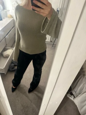 nelly topp - grön långärmad topp med utsvängda armar från nelly, storlek xxs men passar upp till s då jag vanligt vis har s i toppar 