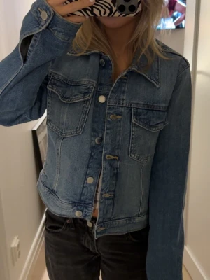 Jeansjacka från Mango - Blå jeansjacka från Mango i storlek M men passar XS-S, kommer ej till anvädning längre