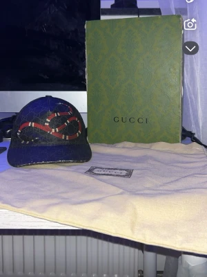 Gucci keps  - Säljer kepsen då jag inte använder den längre lappen på kepsen är klippt 