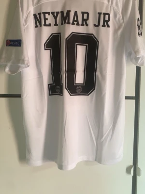 PSG Neymar JR vit matchtröja - Vit PSG matchtröja med Neymar JR och nummer 10 på ryggen. 