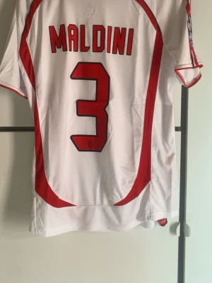 AC Milan Champions League tröja - Säljer en vit AC Milan matchtröja från Champions League-finalen 2007 med Maldini och nummer 3 på ryggen. 