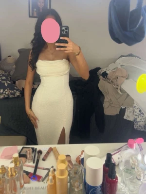 Student/mottagning/förlovning klänning - Jag säljer denna klänning eftersom jag inte använder den. Den är använd 1 gång och är i bra skick. Perfekt för studenten  eller förlovningen. Pris kan diskuteras!!!