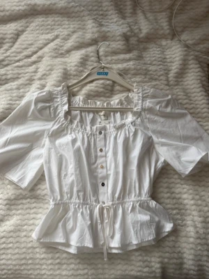 Vit blus - Vit blus från HM som har prislappen kvar och är i  storlek S 36!!