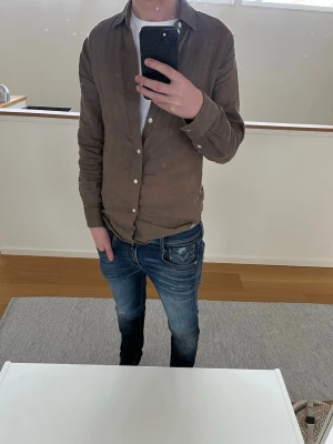 Linnekjorta från St studios  - Brungrön linneskjorta från st studios. Storlek xs, passar 160-170. 