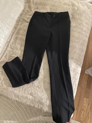 bikbok kostymbyxor - Bikbok kostymbyxor Säljer bikbok kostymbyxor i stl 44 och Tall. dem är straight och lowwaist, helt oanvända säljer pga att dem är för stora för mig. 