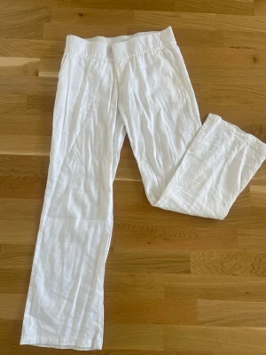 Linnebyxor madlady  - Populära linnebyxor med låg midja från madlady. Dessa är använda enbart en gång så i nyskick. Storlek 40/Regular, passar mig som brukar ha M/L och är 168 cm!