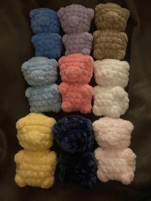 Små virkade nallebjörnar i olika färger - Säljer flera handgjorda virkade nallebjörnar i mjukt garn. Finns i färger som blå, ljusblå, lila, brun, rosa, vit, gul, marinblå och rosa med vita prickar/fläckar. Perfekta som accessoar, dekoration eller nyckelring. De är ca handstora och har en gullig, fluffig look. 40kr styck, skriv bara vilken färg du vill ha🥰.               Vid köp av alla blir priset 300kr , alltså minus 60kr orginalpris