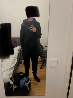 Svart loungewear-set från Ralph Lauren - Mysigt svart loungewear-set från Ralph Lauren med hoodie och matchande byxor. Hoodien har dragkedja, fickor och dragsko i huvan samt röd logga på bröstet. Byxorna har resår i midjan, dragsko och röd logga på benet. Perfekt för chill dagar hemma. Byxorna är M och tröjan S men byxorna sitter som S jag är 178 cm. Hör av dig vid minst fundering😄