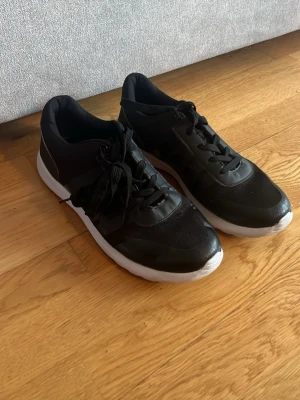 Svarta sneakers  - Svarta herr sneakers nyligen rengjorda lite använda.