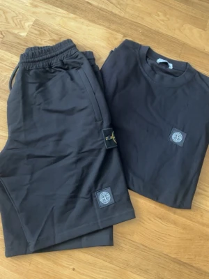Svart set från Stone Island - Finns bara i storlek L och xl kvar väldigt snygga inför sommaren och väldigt bra kvalite helt nya och aldrig använda