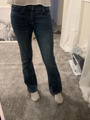 Bootcut jeans - Säljer dessa mörkblå bootcut jeans från only i storlek 34! Säljer då de tyvärr ät för små för mig. En knappen på bakfickan har halvt lossnat men inte som märks vid användning 💞💞
