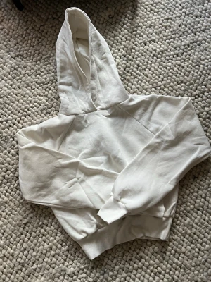 Vit hoodie - Säljer en stilren vit hoodie, endast testad