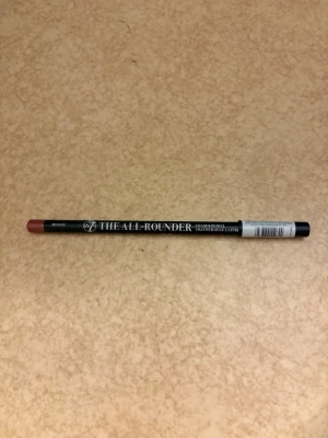 Läppenna w7 - I färgen moody. Endast testad.