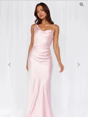 Balklänning  - Rosa satinklänning i storlek S från Hello Molly💗 Använd en gång