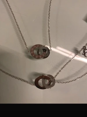 Smyckesset  - Halsband och matchande örhängen i rostfritt stål och nickelfritt. 