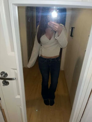 Mörkblå bootcut jeans - Mörkblåa jeans från gina tricot. Använt 3-4 gånger men är i jätte bra skick. Storlek 158. Jag är 165cm lång, dem här jeansen är lite tighta vid midjan. Skriv om du har frågor.