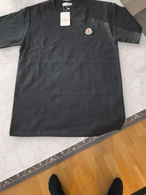 Svart t shirt - Säljer en svart t-shirt från Moncler 