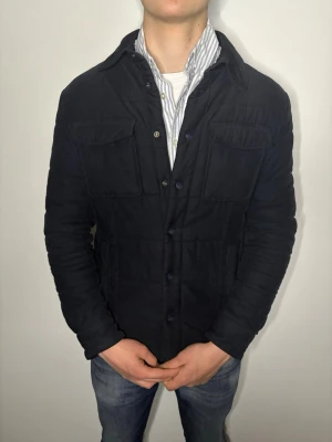 Overshirt  - Snygg mörkblå overshirt. Storleken är M. Hör av dig vid funderingar! Vårat pris är inte hugget i sten🙃