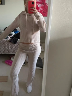 Mjukisset - Beiget mjukisset med ribbat typ, så skönt (går att köpa separata delar om man vill) 🩷