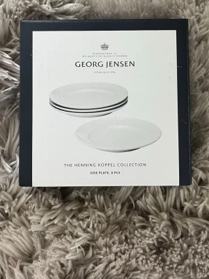 Georg Jensen Koppel assietter 4-pack - Säljer dessa fina och helt nya assietter (set om 4) från Georg Jensen. Fick dessa i studentpresent men har tyvärr ingen användning för flera set…   De är helt nya och aldrig använda. De har en klassisk och stilren design från koppel-serien och är dessutom helt slutsålda.   Det är som sagt ett set om 4 och nypriset är 1 399kr. Kan tänka mig att gå ner lite i pris vid snabb affär.   OBS: jag har flera förpackningar så om du är intresserad av fler så är det bara att skriva🥰