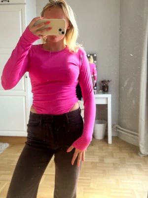 Rosa långärmad topp/body💖💖🥹 - Snygg rosa långärmad topp med rund halsringning. Modellen är tight och enkel, perfekt att styla med olika outfits. Tillverkad i mjukt material som känns skönt mot huden.