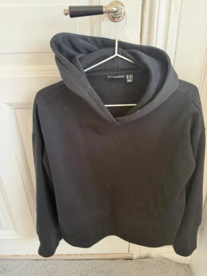 Svart hoodie  - En svart hoodie som inte sitter tajtare i midjan eller armarna. Storlek xs från pieces ❣️❣️