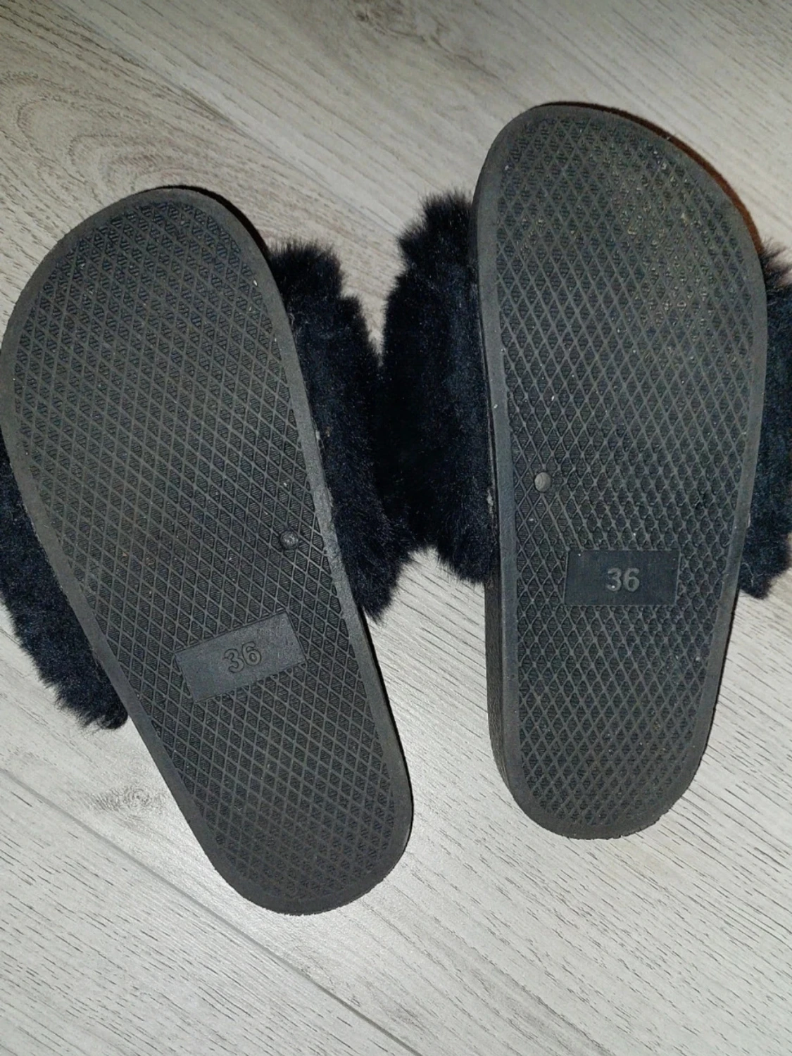 Svarta fluffiga tofflor - 2