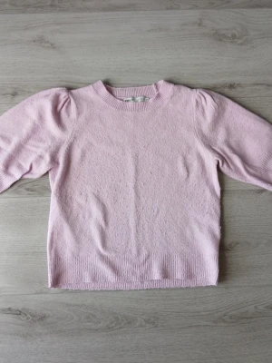 Rosa mjuk kortärmad  - Kortärmad rosa stickad tröja, lite veckad i axlarna. Mjuk och skön från Only. Strl XS. Lite noprig.